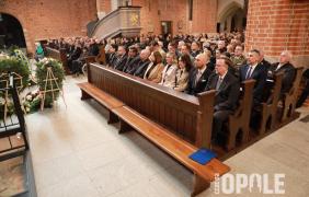 wierni w ławach, męzczyźni i kobiety