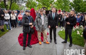 pomnik Kory pod czerwoną płachtą, czterech mężczyzn
