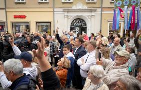 grupa osób stojących na Rynku