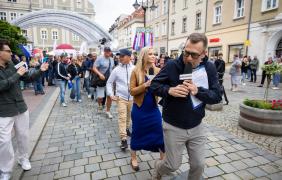 Maciej Orłoś prowadzi pociąg Teleexspressu