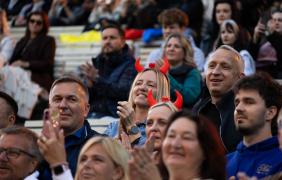publicznośc siedzi na widowni amfiteatru