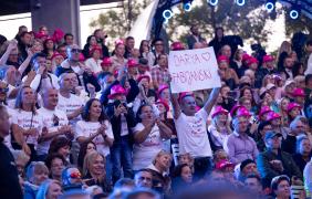 publiczność z transparentami