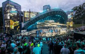 opolski amfiteatr, podświetlona scena