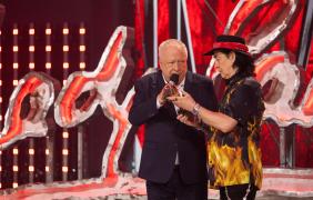 Marek Sierocki wręcza nagrodę dla Borysewicza