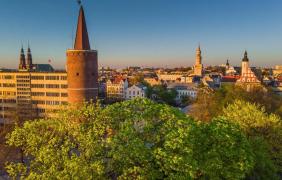 Wieża Pistowska w zielonych koronach drzew