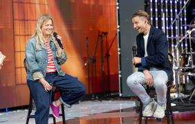 kobieta i mężczyzna siedzą na krzełach i odbywa się próba