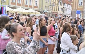 publiczność na Rynku słucha koncertu