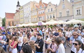 publiczność na Rynku słucha koncertu