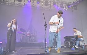 DJ BBK stoi na scenie