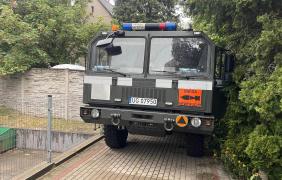 Zdjęcie przestawiające samochód do przewożenia niewybuchów