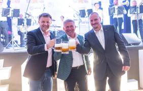 Święto Piwa - trzech mężczyzn od lewej Prezydent Opola