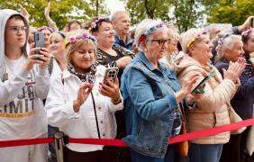 Odsłonięcie muralu Maryli Rodowicz - widok na ludzi
