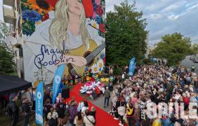 Odsłonięcie muralu Maryli Rodowicz - widok na ludzi