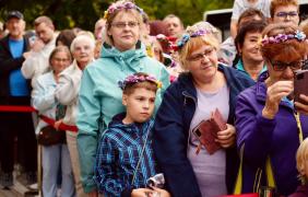 Odsłonięcie muralu Maryli Rodowicz - widok na ludzi