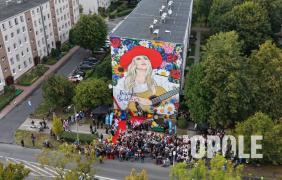 Odsłonięcie muralu Maryli Rodowicz - widok na mural z oddalenia