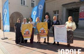 Święto Piwa - konferencja prasowa, wiele osób stojących przed ratuszem